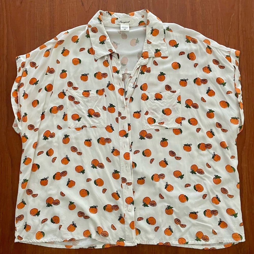 Cute cropped button front blouse with oranges print XXL